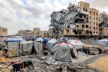 Tiendas de desplazados, entre edificios destruidos en Jan Yunis.