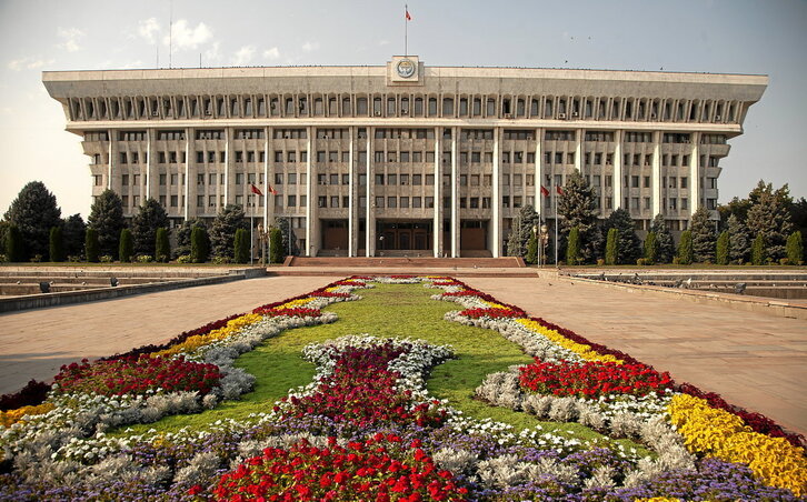 Etxe Zuria, Kirgizistango parlamentua eta presidentearen egoitza, estilo estalinistakoa. (Xabier BAÑUELOS)