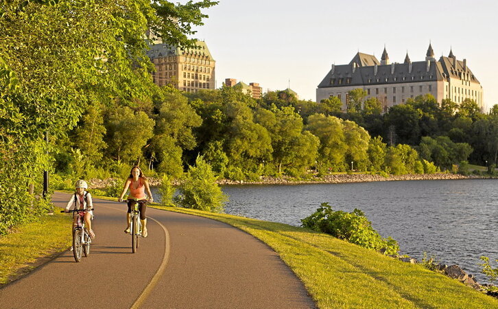 Ottawa ibaiaren ertzeko bidegorria, Parliament-en Hillen ondoan, atzean Kanadako Auzitegi Gorenaren eraikina daukala. (George Rose | Getty Images)