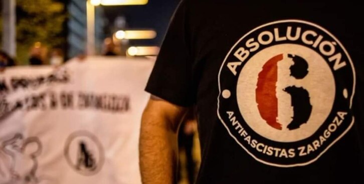 Una camiseta a favor de los Seis de Zaragoza en una manifestación en la capital aragonesa.
