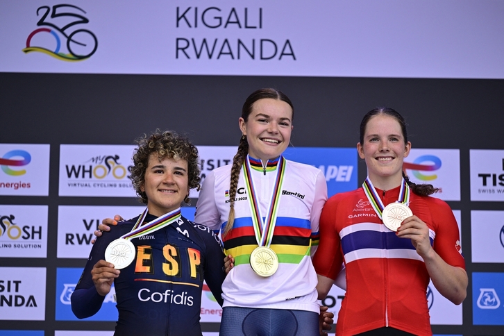 Paula Ostiz luce su medalla de plata.