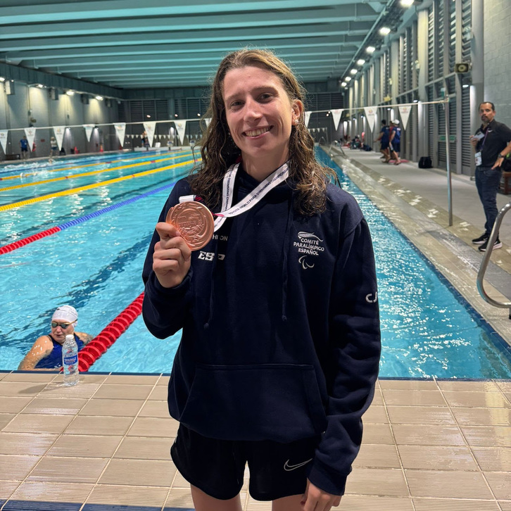 Nahia Zudaire, brontzezko dominarekin, Singapurren.