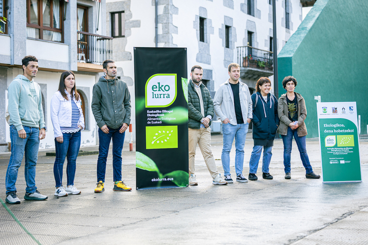 Udal eta eragileetako ordezkariak atzoko agerraldian.