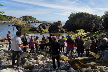 En esta playa rocosa de Hondarribia se produjo la emboscada. La imagen corresponde al acto de recuerdo de mayo de 2024, cuando se cumplió medio siglo.