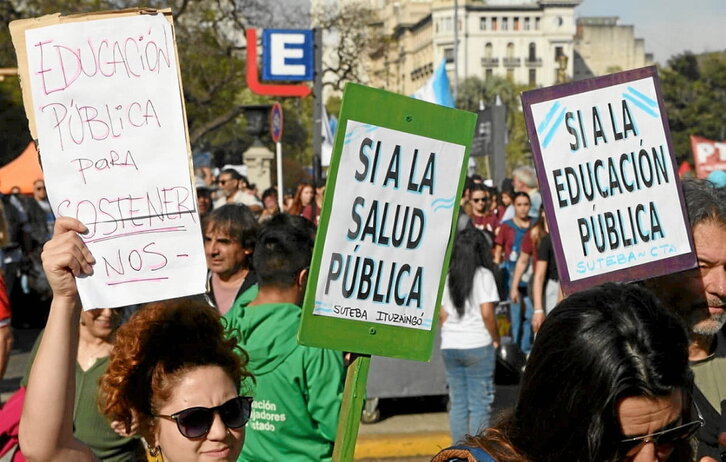 Protesta en Buenos Aires contra los recortes en la educación pública.