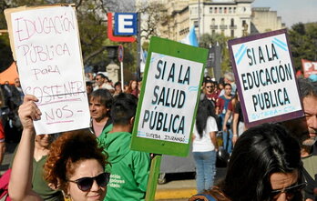 Protesta en Buenos Aires contra los recortes en la educación pública.