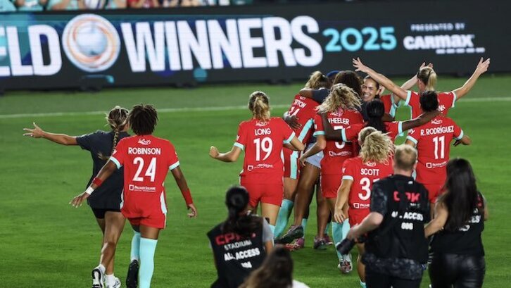 Las jugadoras de KC Current celebran el final de su partido contra Seattle Reign que les aseguraba la NWSL Shield.