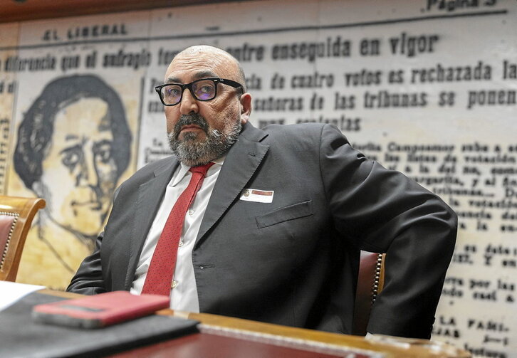 Koldo García, el colaborador del Servicio de Información adscrito a «unidades antiterroristas» en torno al que gira el caso. En la página siguiente, escudos de las unidades de la Guardia Civil implicadas.