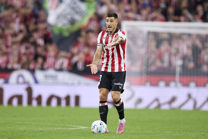 Yuri buscando apoyos en el campo.