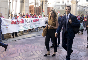 El lehendakari, Imanol Pradales, pasó entre a concentración de pensionista el jueves del pleno de política general.