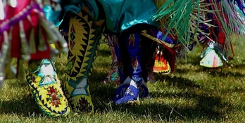 Shoshone tribuaren dantzarien oinak 2023an eginiko «powwow» edo herri natiboen topaketa batean. 