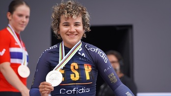Paula Ostiz muestra orgullosa y sonriente su medalla de plata obtenida en la crono del martes.