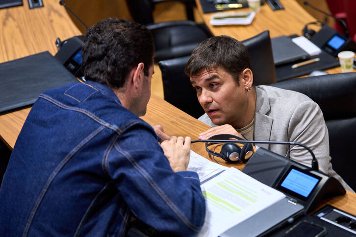 Pablo Azcona charlando con Javier Ollo, compañero de coalición, en un pleno anterior.