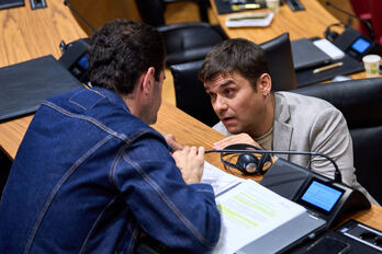 Pablo Azcona charlando con Javier Ollo, compañero de coalición, en un pleno anterior. 