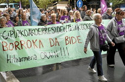 Gipuzkoako zaharren egoitzetako langileek Donostiako kaleak hartu zituzten atzo, soldata arrakalen aurka.