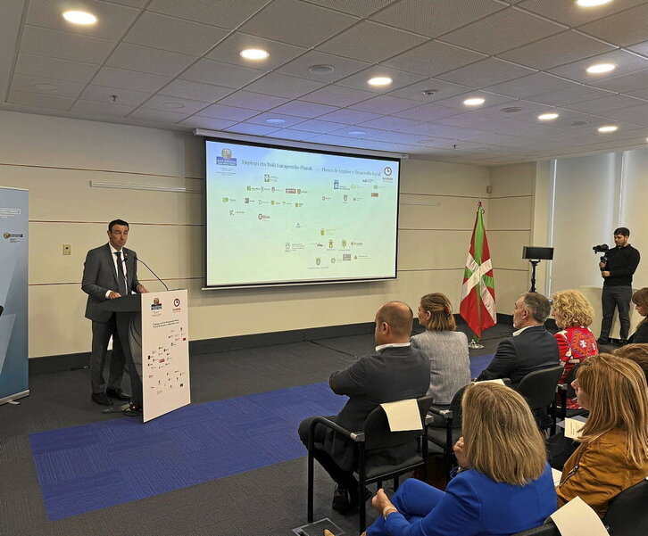 El consejero Torres, en el Parque Tecnológico de Araba.