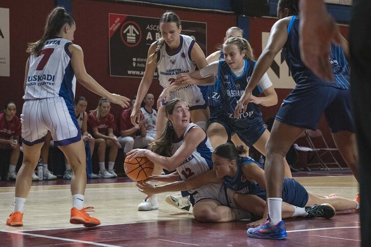 Jankovic intenta pasar el balón desde el suelo rodeada de rivales.