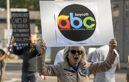 Protesta contra la cancelación de Jimmy Kimmel.