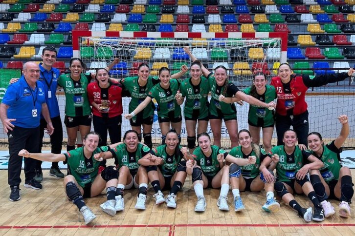 Las jugadoras del Beti-Onak celebran la victoria en Elche.