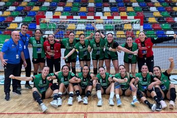 Las jugadoras del Beti-Onak celebran la victoria en Elche.