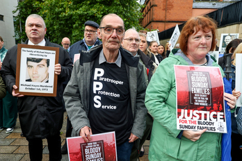 Familiares de las víctimas del Domingo Sangriento, ante el tribunal en el inicio del juicio contra el Soldado F. 