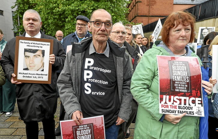 Familiares de las víctimas del Domingo Sangriento, ante el tribunal en el inicio del juicio contra el Soldado F.