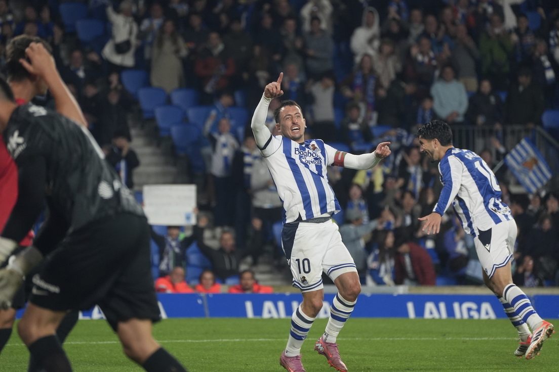 Oyarzabal y Soler celebran el gol que ha dado los tres puntos a la Real.