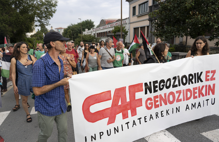 Protesta ante la fábrica de CAF en Irun la pasada semana, en la marcha Ibaitik Itsasora.