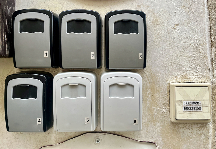 Apartamentu turistikoetan gora egin dute turisten sarrerek.