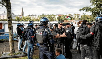 Quai de Lesseps, à Bayonne, la police a nassé les manifestants.© Guillaume FAUVEAU