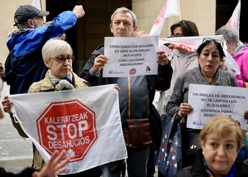 Gipuzkoako Aldundiaren aurrean Kaleratzeak Stop plataformak maiatzean egin zuen protesta.