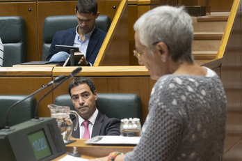 El lehendakari, en uno de los pocos momentos en los que ha levantado la vista de su ordenador ya atender a Ane Mezo.