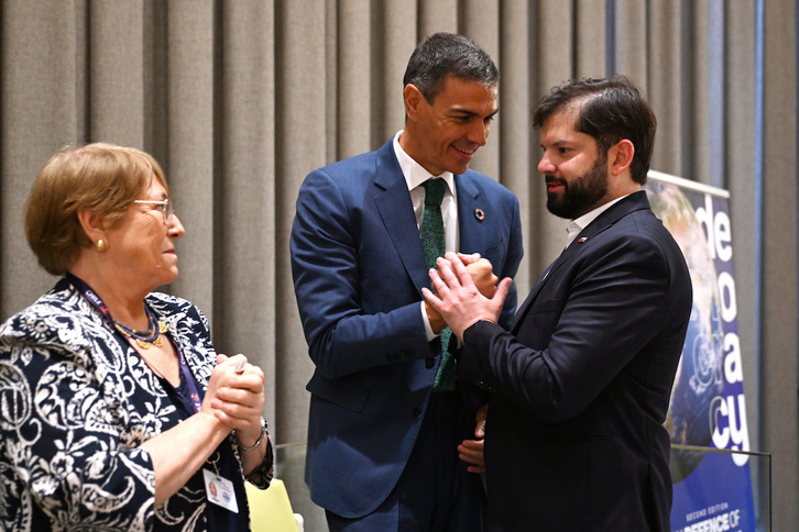 Sánchez y Boric se saludan ante la expresidenta chilena Michelle Bachelet durante el homenaje tributado a Mujica en Nueva York.