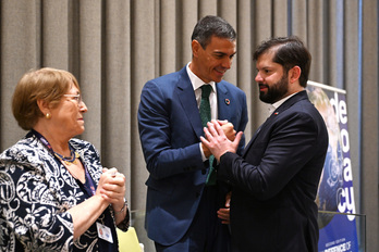 Sánchez y Boric se saludan ante la expresidenta chilena Michelle Bachelet durante el homenaje tributado a Mujica en Nueva York.