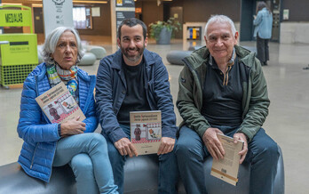 Garmendia, Martinez eta Sarrionandia liburuaren aurkezpenean. 
