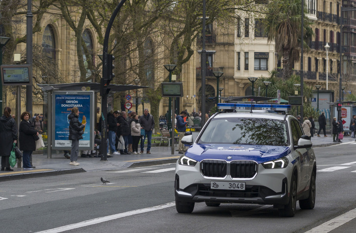 Un vehículo de la Ertzaintza, en Bilbo.