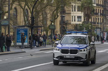 Un vehículo de la Ertzaintza, en Bilbo.