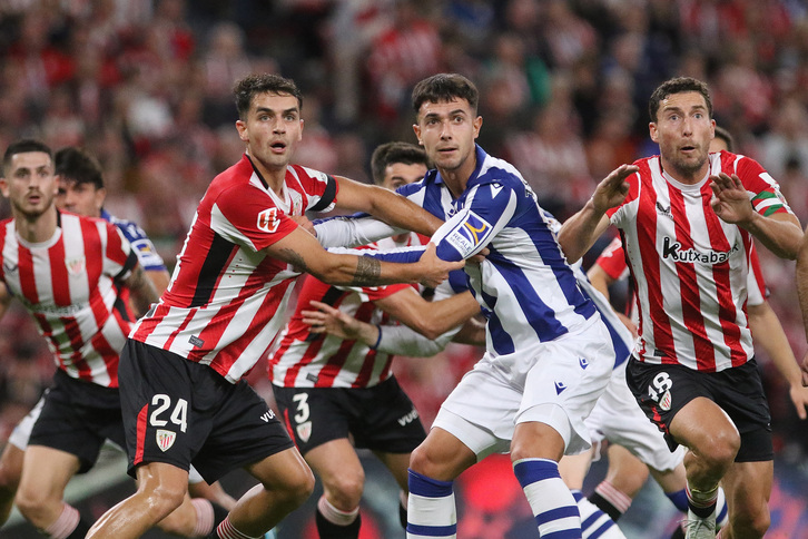 Realeko eta Athleticeko jokalariak alboko sake batean pasa den sasoiko derbian San Mamesen.