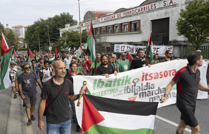 La marcha Ibaitik Itsasora pasa ante la fábrica de CAF de Irun la pasada semana.