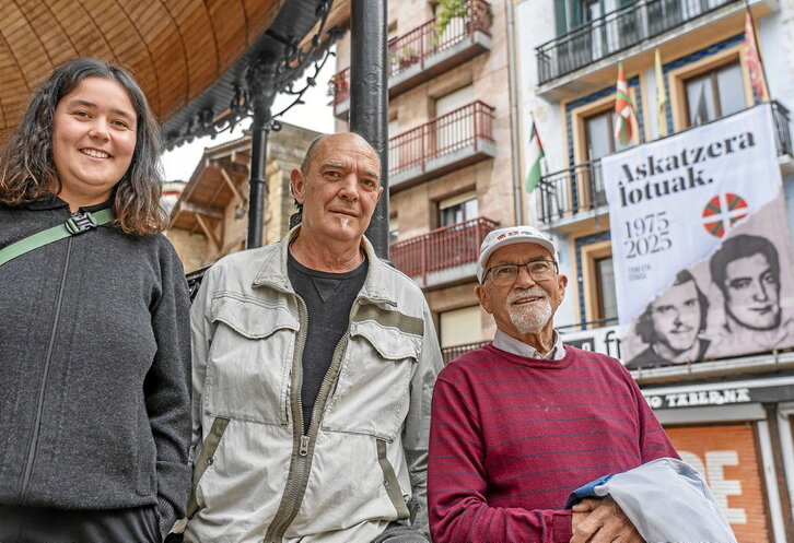 Uxue Alkorta, Andoni Egaña eta Josu Txapartegi Zarauzko Musika Plazan, Txiki eta Otaegiren oroimenezko olana atzean dutela.