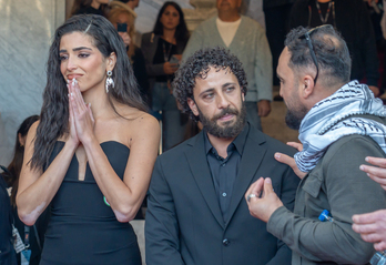 Saja Kilani y Motaz Malhess saliendo del Teatro Victoria Eugenia tras la presentación de la película «The Voice of Hind Rajab».