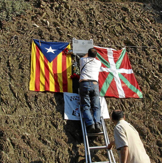 Euskal Herria y Catalunya, hermanadas cada año en los actos que recuerdan a Jon Paredes Manot donde fue fusilado, en Cerdanyola.