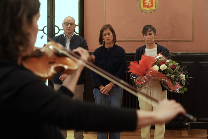 Mertxe Urtuzaga Angel Otaegiren lehengusua, Nagore Alkorta alkatea eta Jabier Altuna EAJko zinegotziarekin. 