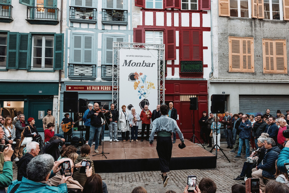 Bibolinaren soinupean, dantzari batek ohorezko agurra eskaini die lau errefuxiatuen familiarrei.