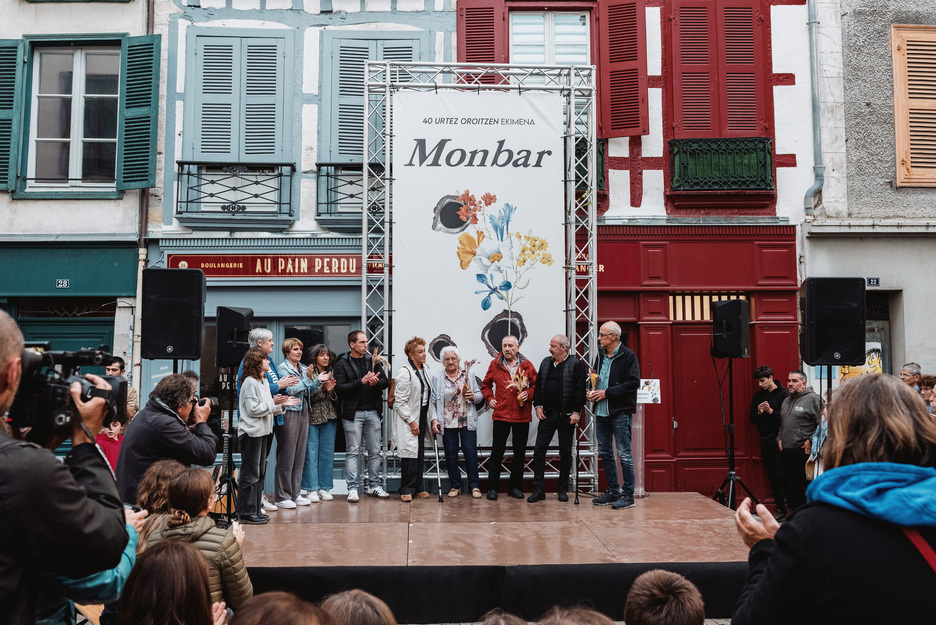 Monbarren erahilak izan ziren herritarren senideak, loreak eskuetan, oholtzan.