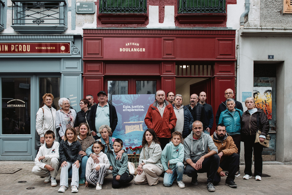 GALeko mertzenarioek Monbarren erahil zituzten lau euskal herritarren senideak eguerdian eginiko lore eskeintzaren ondoren eginiko argazkian.