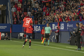 Víctor Muñoz muestra la camiseta de Rubén García –ausente por motivos personales– tras anotar su gol en el minuto 11.