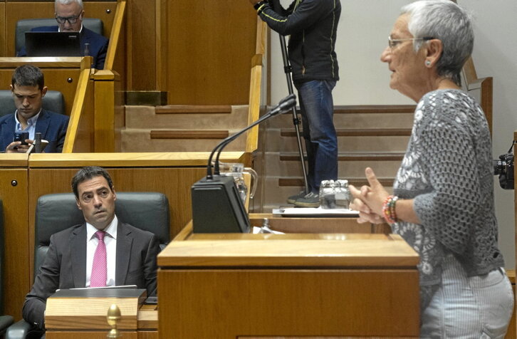 Pocas veces durante el debate levantó el lehendakari la cabeza del ordenador para escuchar a Ana Mezo u otro orador.