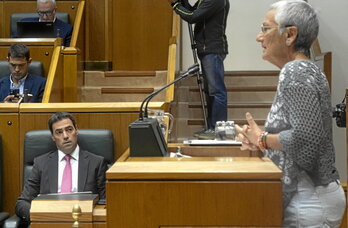 Pocas veces durante el debate levantó el lehendakari la cabeza del ordenador para escuchar a Ana Mezo u otro orador.