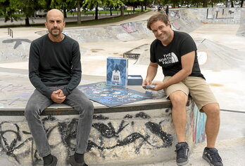 Andoni Orive e Igor Plaza posan con su juego en el Parque de Antoniutti de Iruñea.